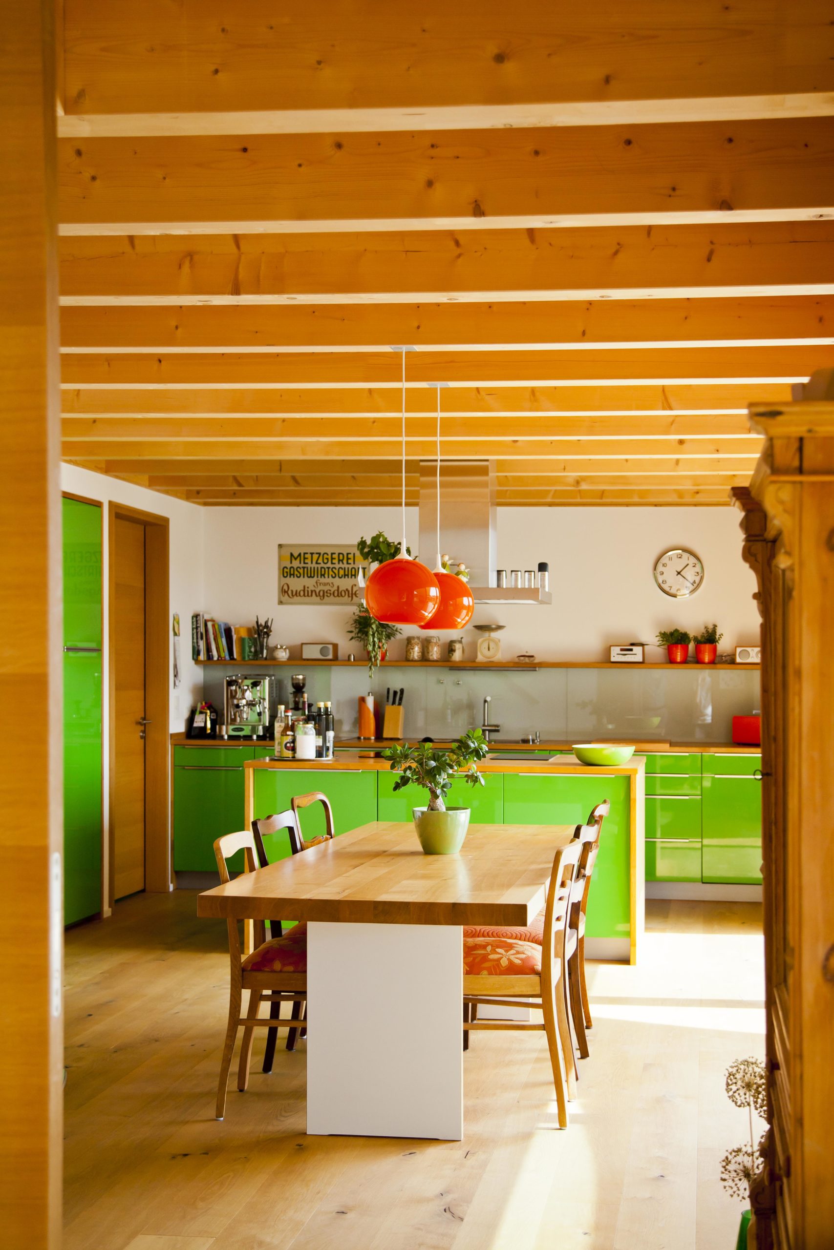 Sichtbalkendecke in der Küche des Holzhauses