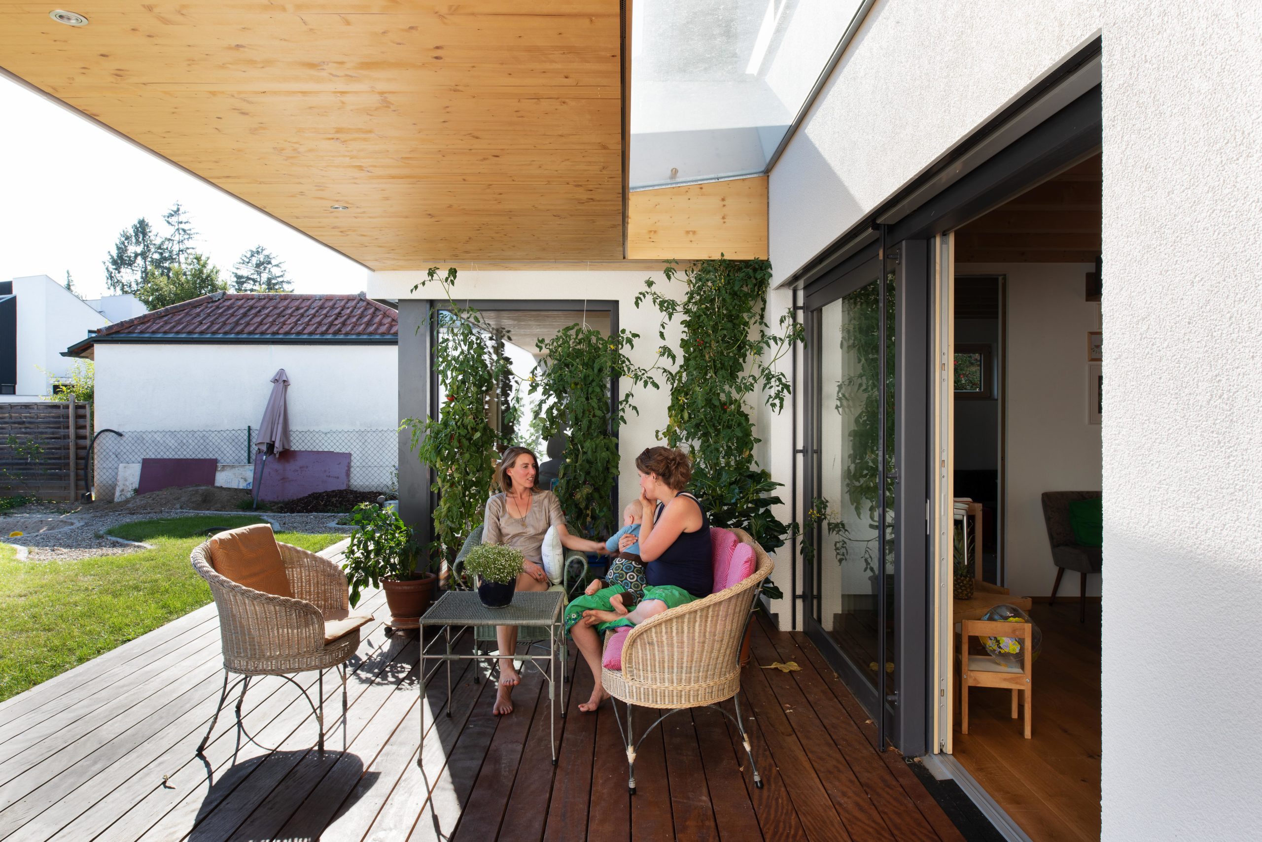 überdachte Veranda eines Projektes von Donaubauer Holzbau