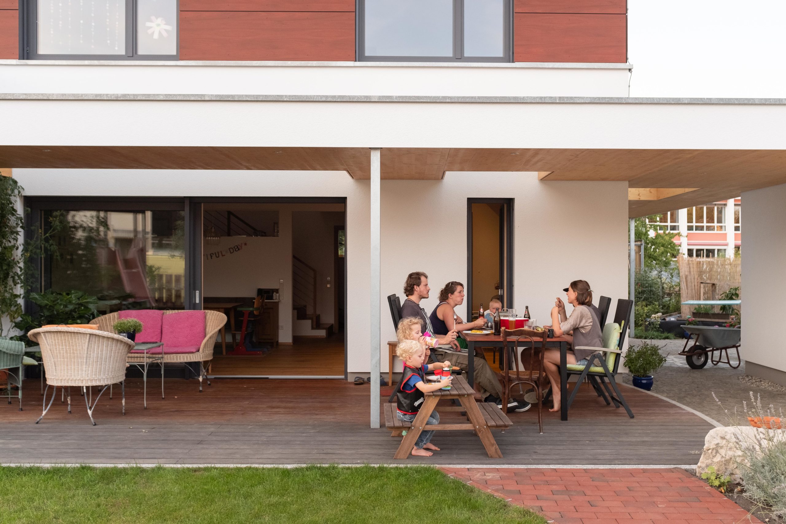 Holzhaus mit großen Fensterfronten – Projekt „Haus mit Durchblick" von Donaubauer Holzbau