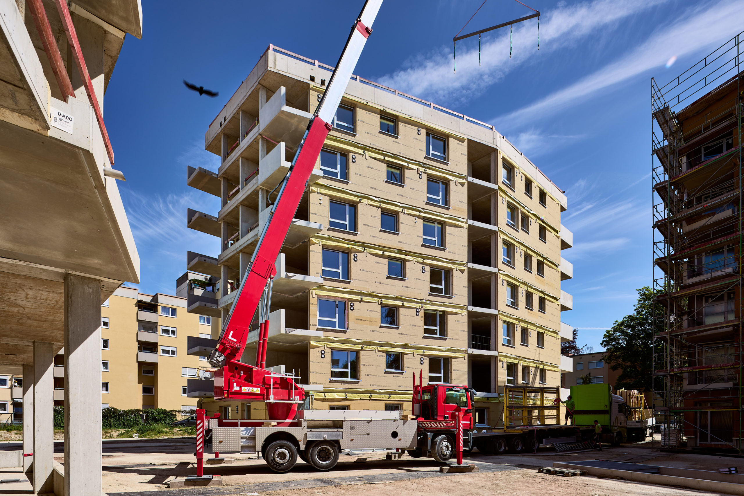 Blick auf einen im Bau befindlichen Holz-Hybridbau von Donaubauer Holzbau