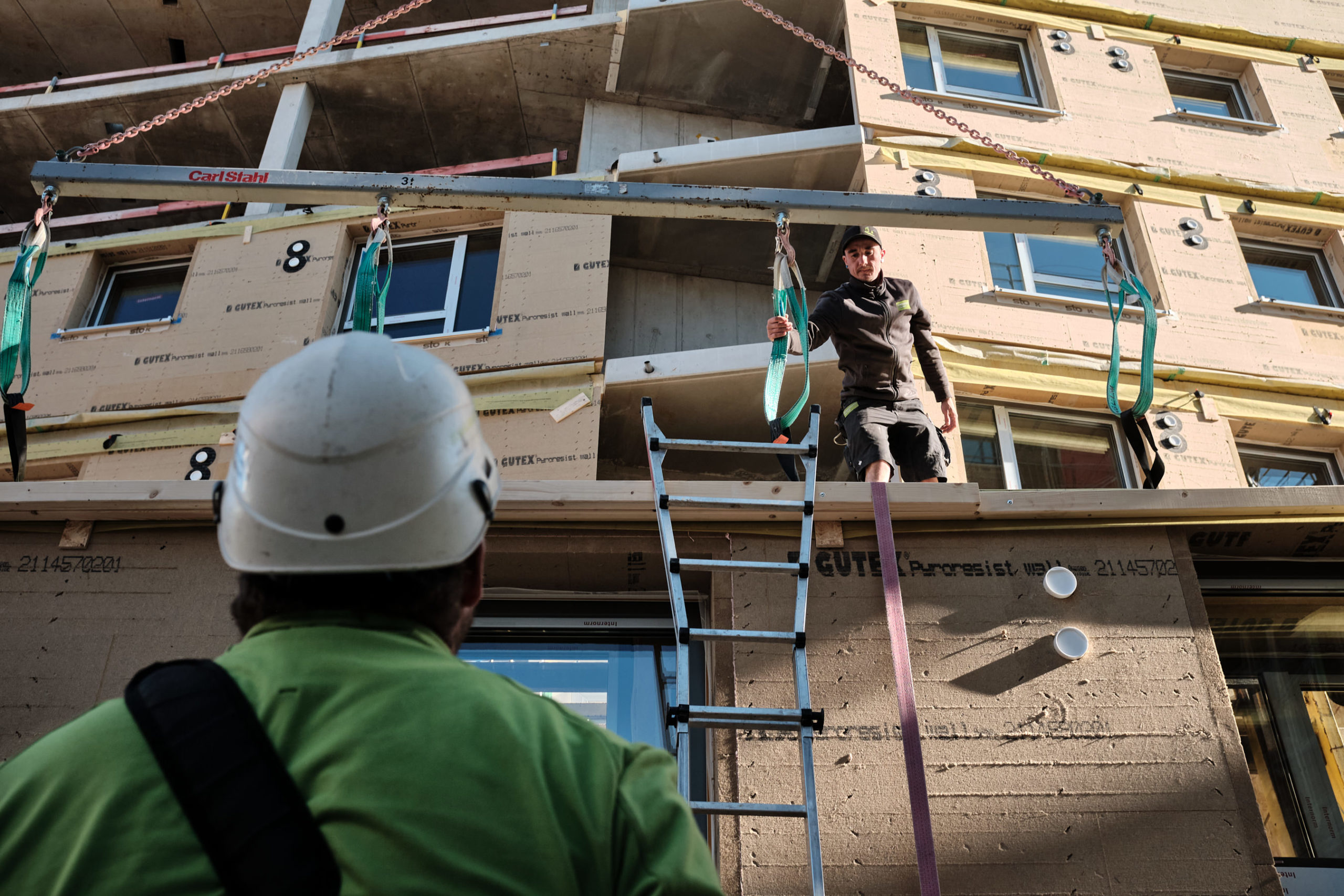 Montage eines Holz-Hybridbaus durch das Team von Donaubauer Holzbau