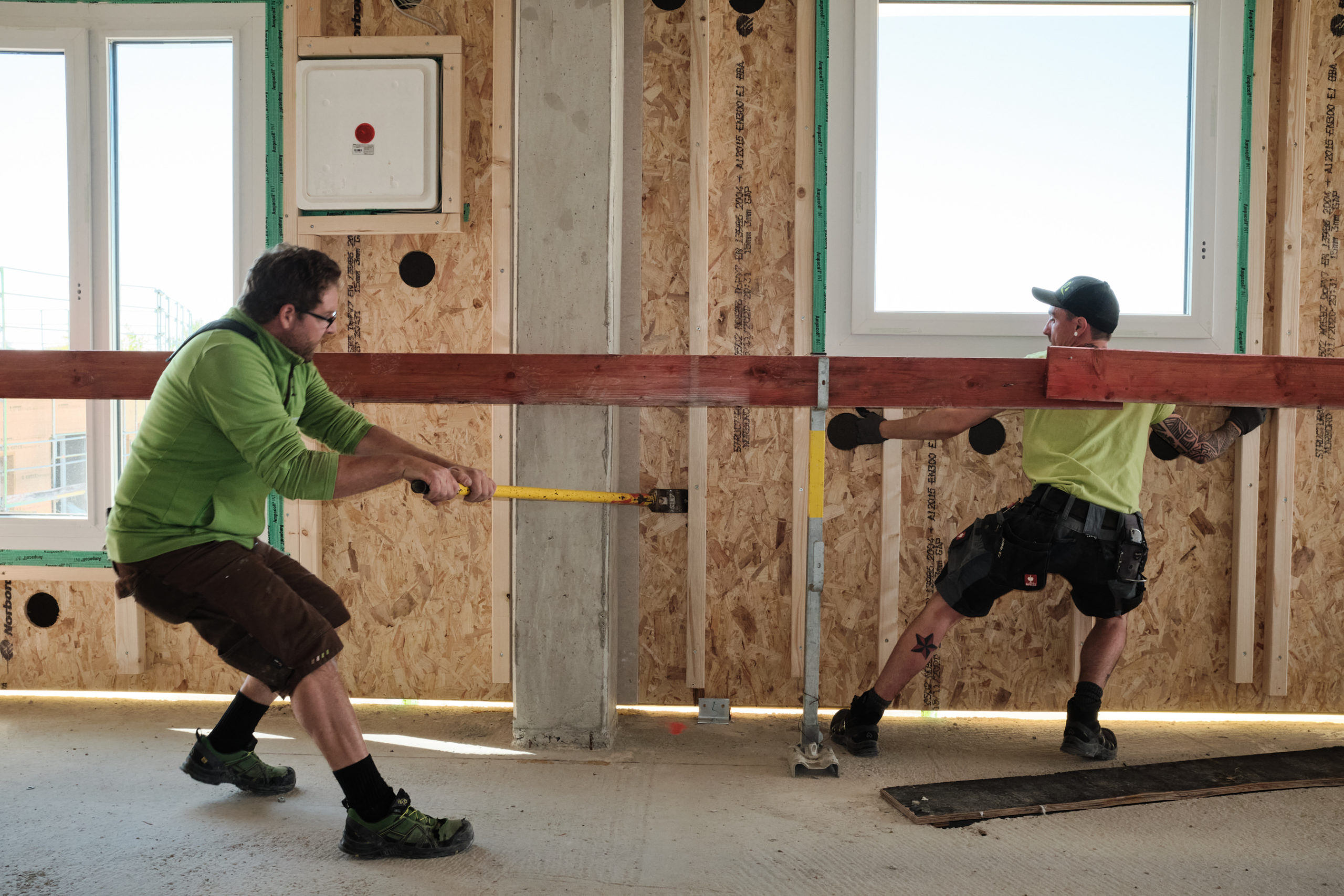Holzelemente werden bei einem Hybridbau von Donaubauer Holzbau positioniert