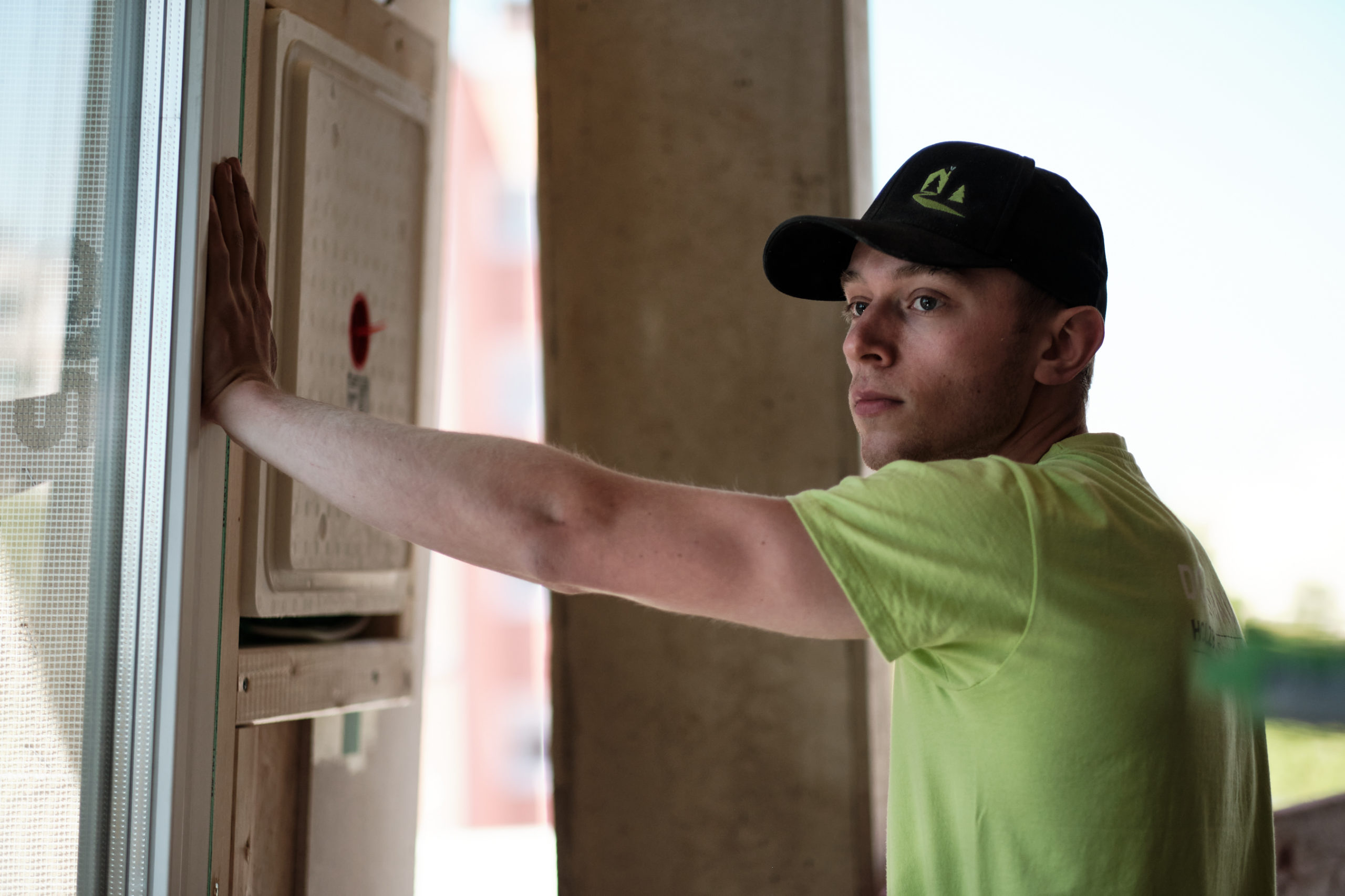 Zimmerer von Donaubauer Holzbau bei der Montage von Holzbauelementen