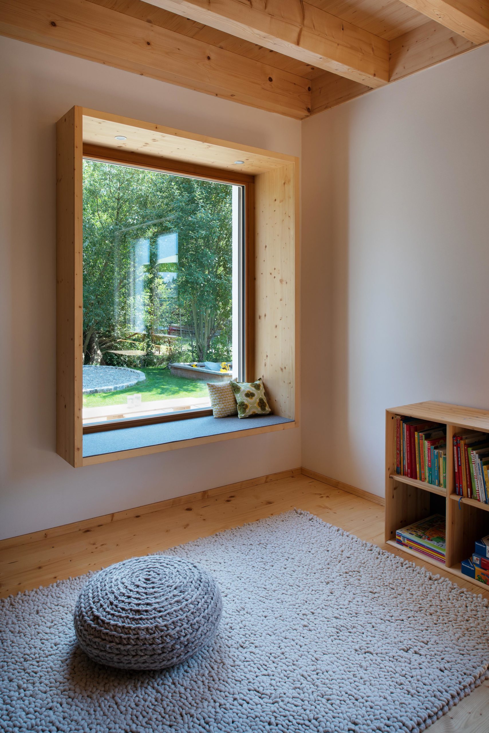 Sitzfenster im Wohnzimmer mit zusätzlichem Rahmen aus Holz