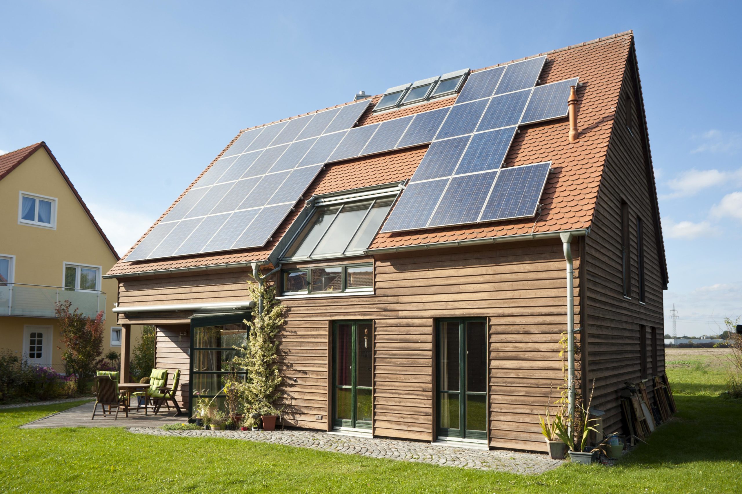 Solarzellen auf dem Satteldach des Holzhauses