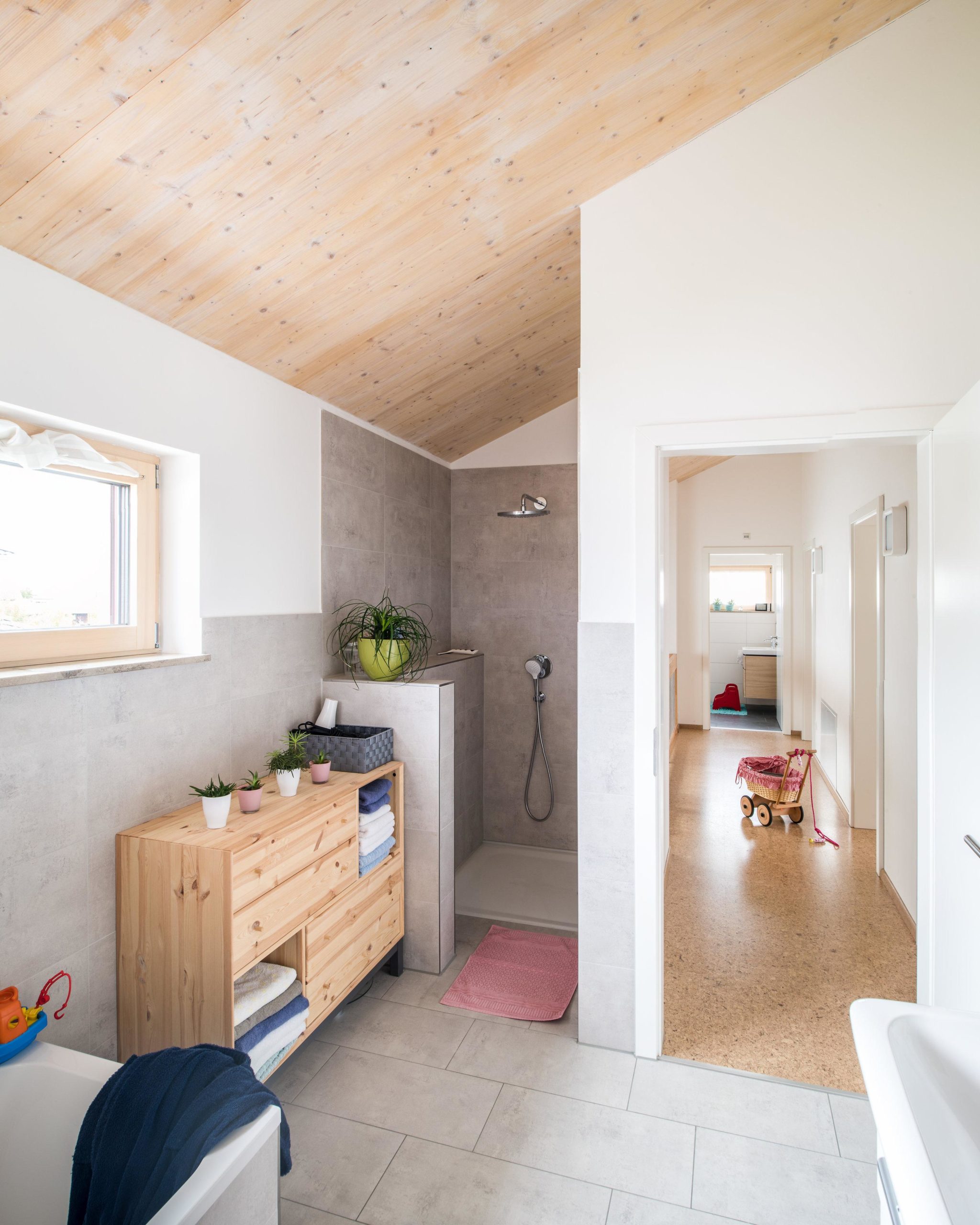 Badezimmer des Holzhauses mit Wandflächenheizung