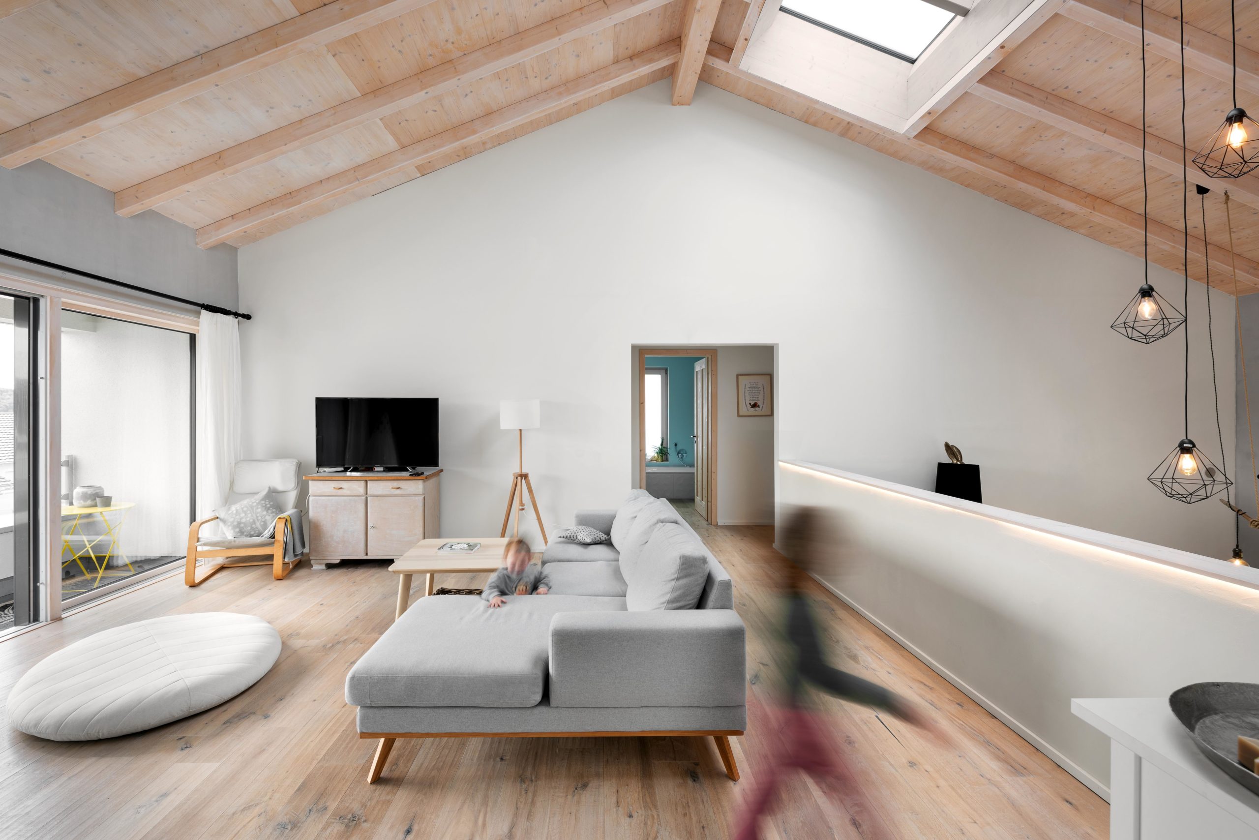 Wohnzimmer des schlüsselfertigen Holzhauses Splitlevel von Donaubauer Holzbau